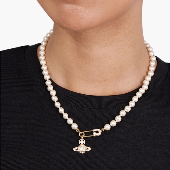 VIVIENNE WESTWOOD
Faux-Pearl Lucrece Pendant Necklace - Picture 8 of 11